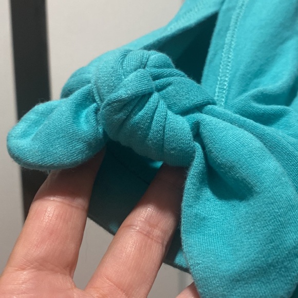 Great top to where with leggings or white pants, pockets, sleeves tie at cuff - Picture 2 of 5